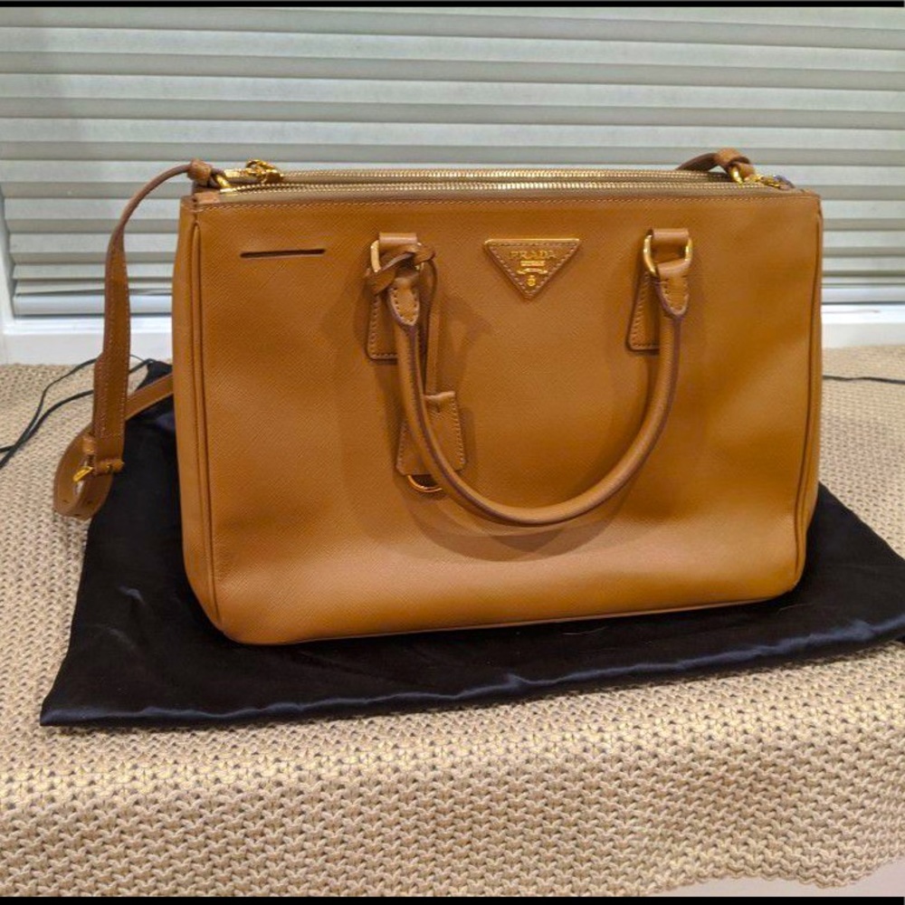 Prada leather handbag (great condition)